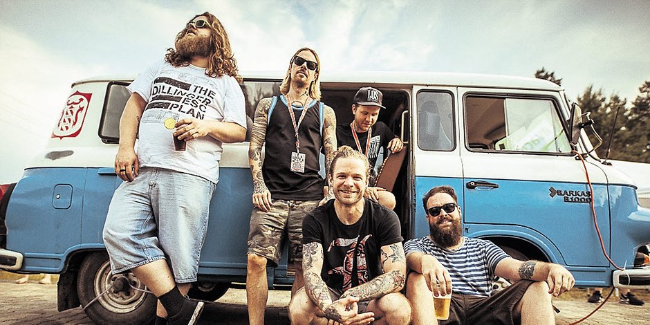 auf-der-buehne-drehen-die-fuenf-hamburger-von-kolari-richtig-auf-