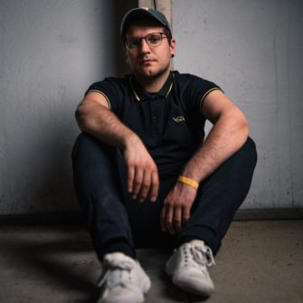 Festivalstalker kooperiert mit Modern Fireworks zu Tired Eyes