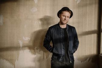 Johannes Oerding erhält pünktlich zum „Sing Mein Song“-Start Platin für sein #1-Album „Konturen“