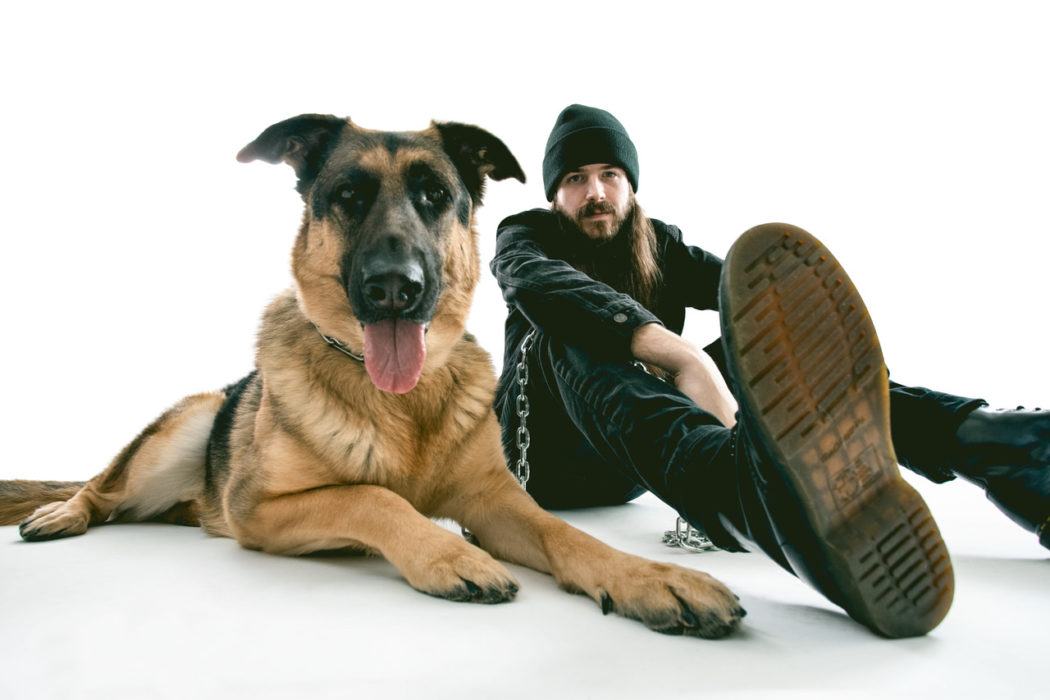 Jared Hart_Pressefoto w dog 2020 by Gregg Pallante_2