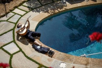 JOEY CAPE mit neuer Single „It Could Be Real“ und Tour Termine