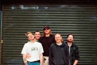 OUT OF LOVE droppen neue Single samt Video zu „Sniffin‘ Glue“