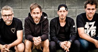 4 Zimmer Küche Bad setzen ein Statement gegen Rechts!