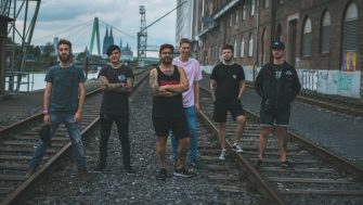 Dead Like Juliet greifen ein aktuelles und wichtiges Thema in „No Place For Me“ auf!