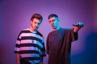 PEAKS! veröffentlicht neue Single „Black Guns / White Drugs“