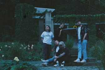 Tristesse kündigen Debüt-EP „Im schwächsten Licht“ an und droppen Neue Single „Serotonin“