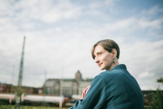 Festivalstalker präsentiert: Lisa Akuah mit „Orange Blue“ – eine Liebeserklärung an Berlin