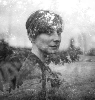 Spannender Intro-Folk von Lisa Akuah: Neue Single „Fluid Suits“