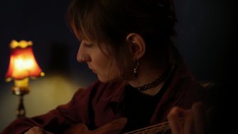 Festivalstalker kooperiert mit LISA AKUAH zu Debüt-Album „Outgrowing Nymph“