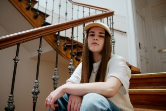 Luna bringt Gefühle auf den wunden Punkt mit neuer Single Hausflur