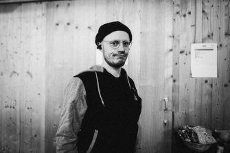 Heisskalt-Drummer MARIUS droppt neues Musikvideo zu „Zum Glück“