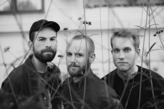 ASTROSAUR droppen neues Video zu ‚Black Hole Earth‘