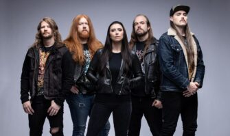UNLEASH THE ARCHERS droppen Neuinterpretation von „Falsewave“