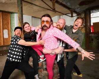 Massive Wagons mit Yacht Video zu „Please Stay Calm“