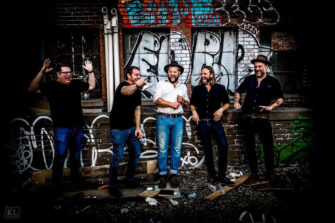 Beyond The Lamplight und Frank Turner droppen gemeinsamen Song „Shelter“