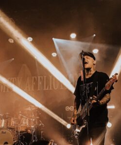 The Amity Affliction auf der Bühne mit Gitarre.