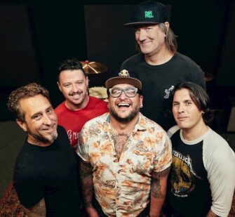 Versus The World droppen neue Single „Roadsick/Roadsick“