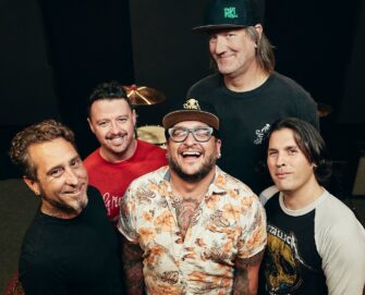 Versus The World mit neue Single „Going Out For Smokes“