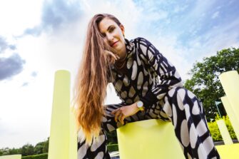 MARIE CURRY von Neonschwarz mit Solo-Debütsingle „Um den Block“