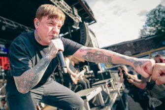 BLEED FROM WITHIN mit neuer Hymne „Hands Of Sin“