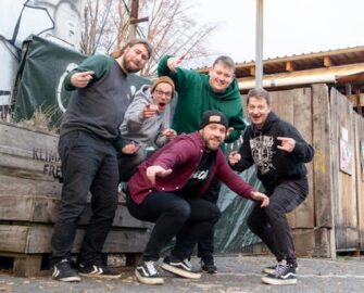 100 KILO HERZ  mit neuer Single zu „KOMM MIT UNS“