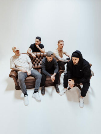 NEVER BACK DOWN mit neuem Brett zu „OUTCAST“