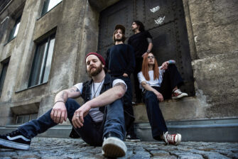 Uplifting & Vereinend: ROXTON mit „BOTTOMS UP“