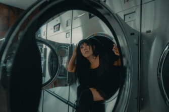 Von den Billboard-Charts zur Solokarriere: OUDi mit „From A Distance“