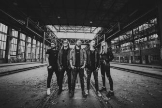 ROXTON mit neuer, bewegender Rockballade „MOMENTS“