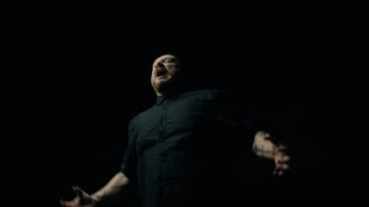 AVERSIONS CROWN droppen Musikvideo zu „Castigation Choir“