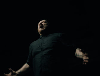 AVERSIONS CROWN droppen Musikvideo zu „Castigation Choir“