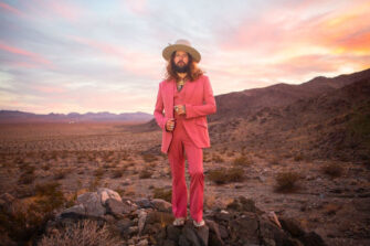 JAY BUCHANAN kündigt sein Debüt-Soloalbum „Weapons of Beauty“ an – und veröffentlicht die erste Single „CAROLINE“