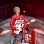 MGK live in München: So war die Lost Americana Show in der Olympiahalle | Konzertreview & Fotos MGK live in München: So war die Lost Americana Show in der Olympiahalle | Konzertreview & Fotos