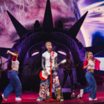 MGK live in München: So war die Lost Americana Show in der Olympiahalle | Konzertreview & Fotos MGK live in München: So war die Lost Americana Show in der Olympiahalle | Konzertreview & Fotos