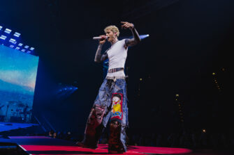 MGK live in München: So war die Lost Americana Show in der Olympiahalle | Konzertreview & Fotos