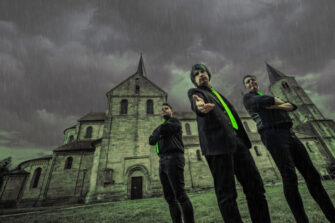 Das Synthpop-Trios ALIENARE mit neuer Single “Flood of Emotions“