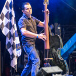 Pomade, Kontrabass und Regen - Dick Brave rockt Dinslaken