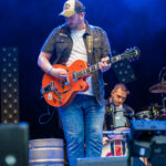 Pomade, Kontrabass und Regen - Dick Brave rockt Dinslaken
