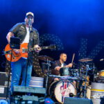 Pomade, Kontrabass und Regen - Dick Brave rockt Dinslaken
