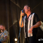 Pomade, Kontrabass und Regen - Dick Brave rockt Dinslaken