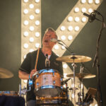 Pomade, Kontrabass und Regen - Dick Brave rockt Dinslaken