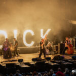 Pomade, Kontrabass und Regen - Dick Brave rockt Dinslaken