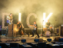 Pomade, Kontrabass und Regen – Dick Brave rockt Dinslaken
