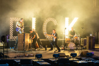 Pomade, Kontrabass und Regen – Dick Brave rockt Dinslaken
