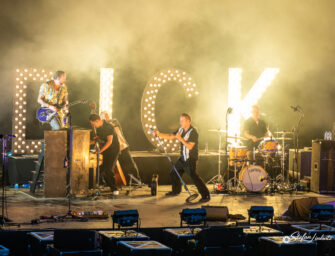 Pomade, Kontrabass und Regen – Dick Brave rockt Dinslaken